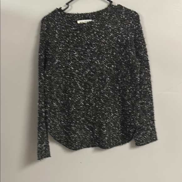 Chic Black and White Knit Sweater - Picture 1 of 4